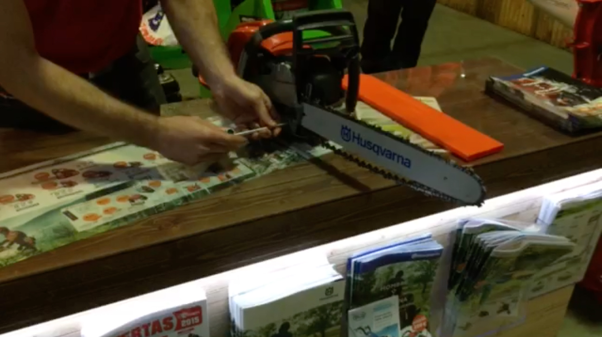 Tensar la cadena de la Motosierra. cambiar la cadena de una motosierra